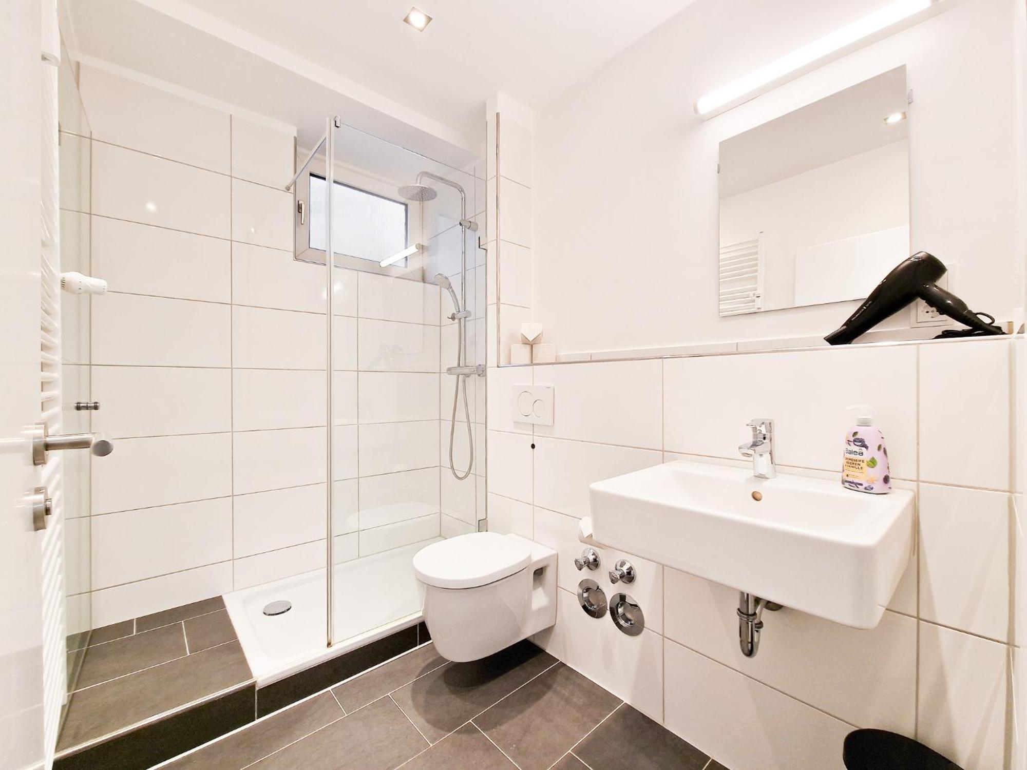 Apartment Raj Living - 1 Or 3 With Balcony - 20 Min Messe Dus & Airport Dus